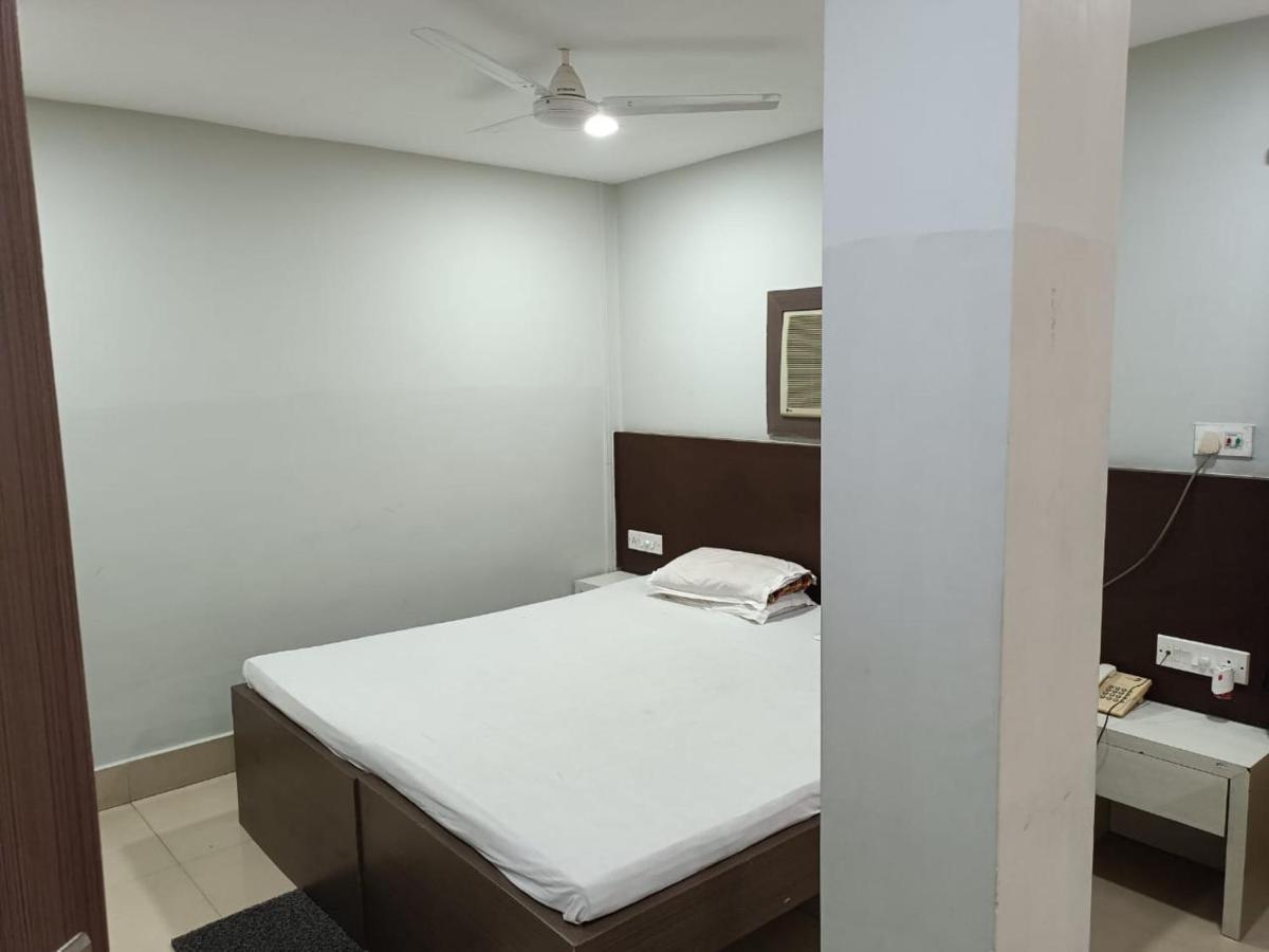Kusum Hotel 디브루가르 외부 사진