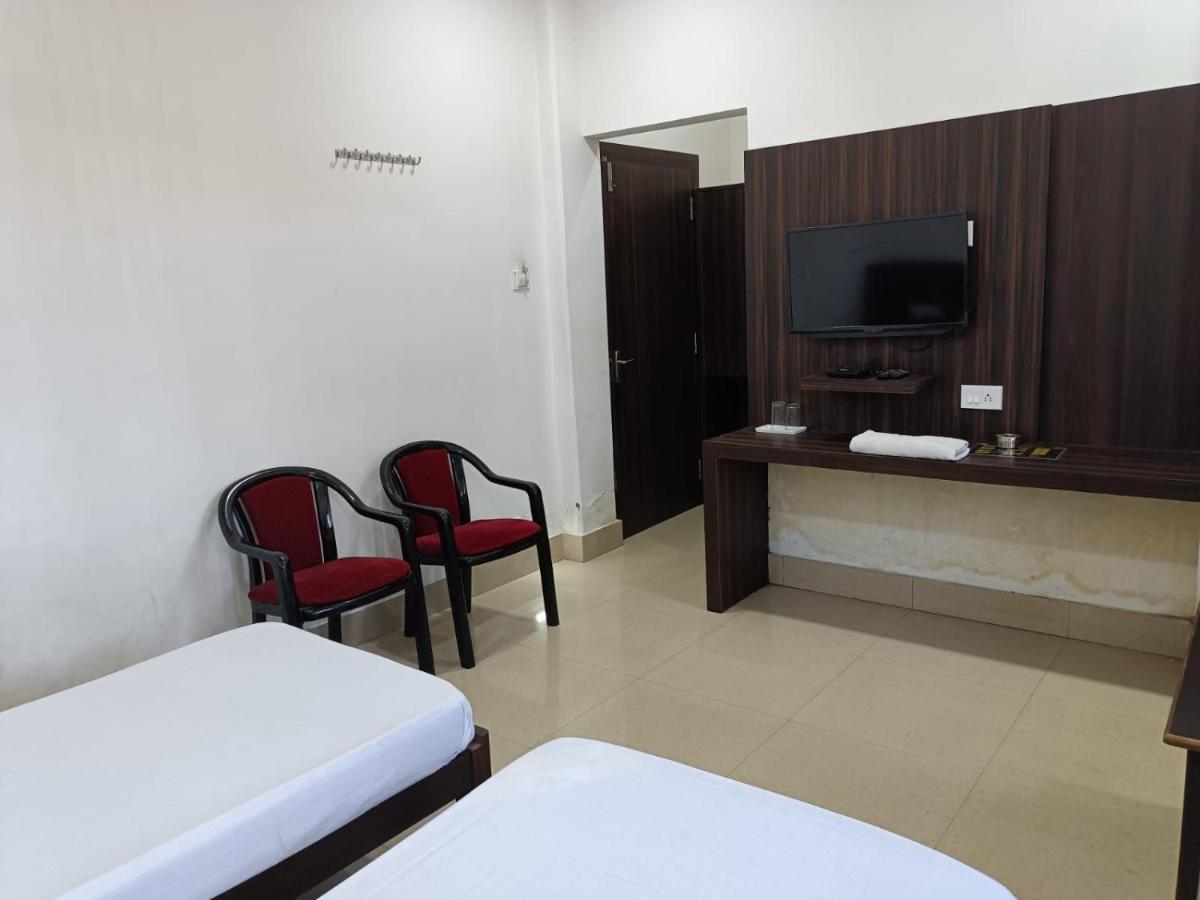 Kusum Hotel 디브루가르 외부 사진