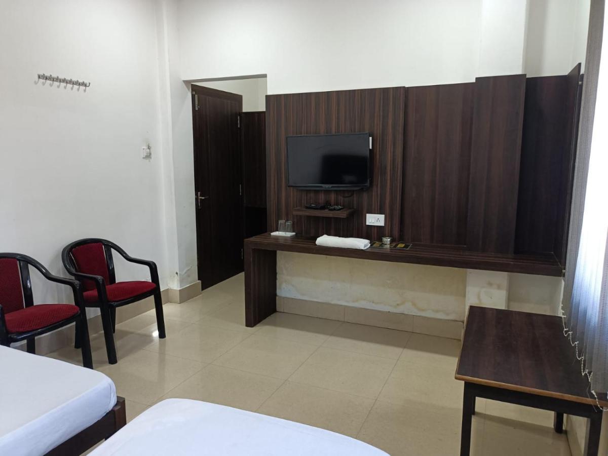 Kusum Hotel 디브루가르 외부 사진