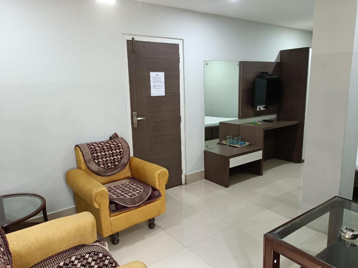 Kusum Hotel 디브루가르 외부 사진