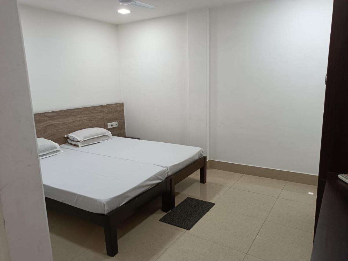 Kusum Hotel 디브루가르 외부 사진