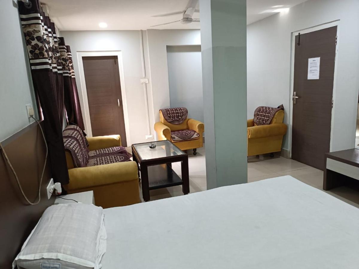 Kusum Hotel 디브루가르 외부 사진