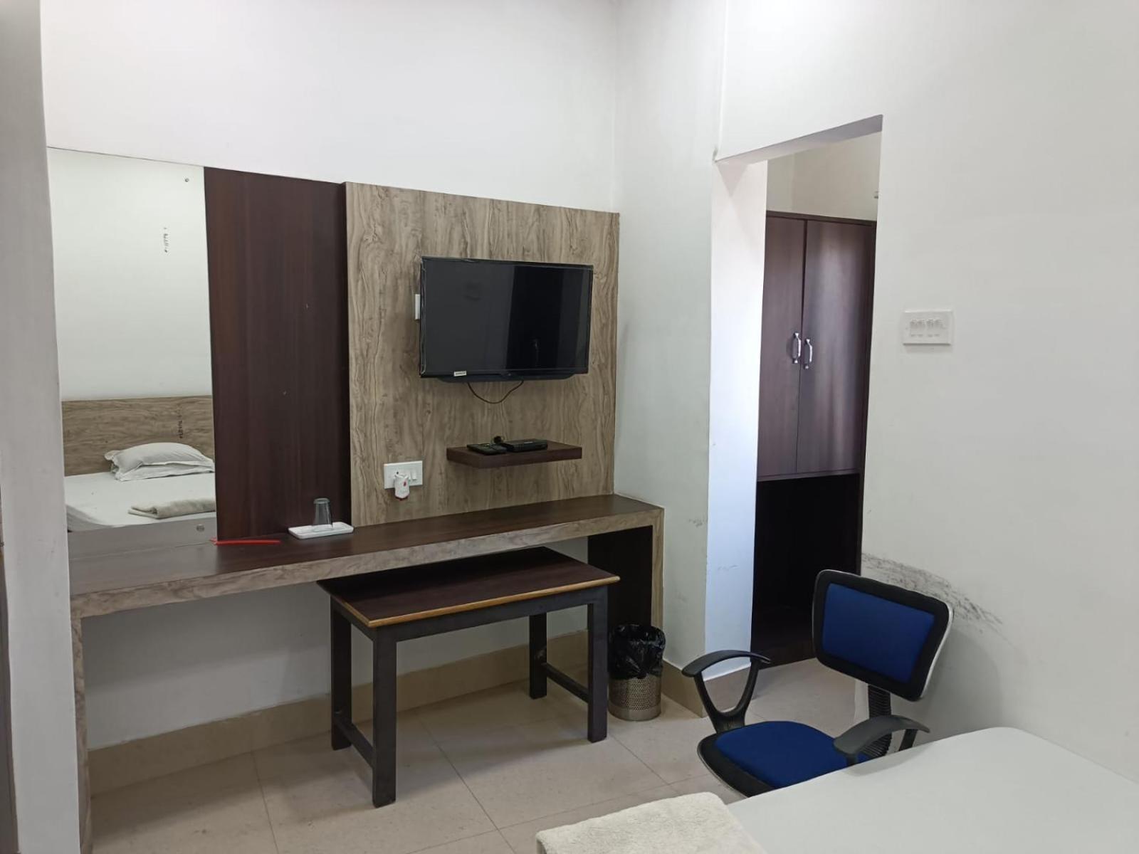 Kusum Hotel 디브루가르 외부 사진